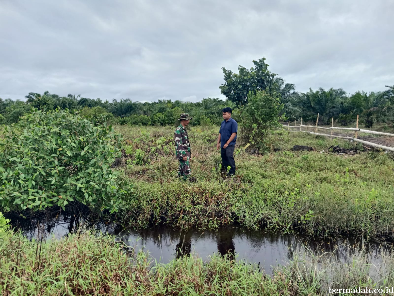 Penanggulangan Karhutla di Wilayah Koramil 02/Sungai Apit, Selasa 17 Februari