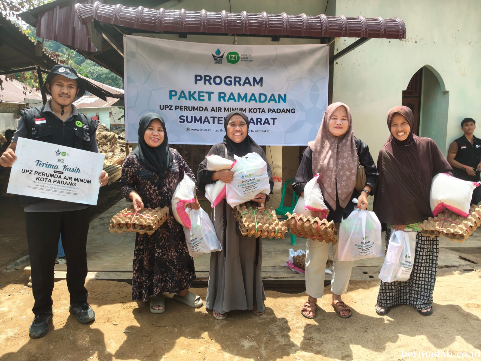 UPZ Perumda Air Minum Kota Padang dan IZI Sumatera Barat Salurkan Paket Ramadan untuk MustahiK
