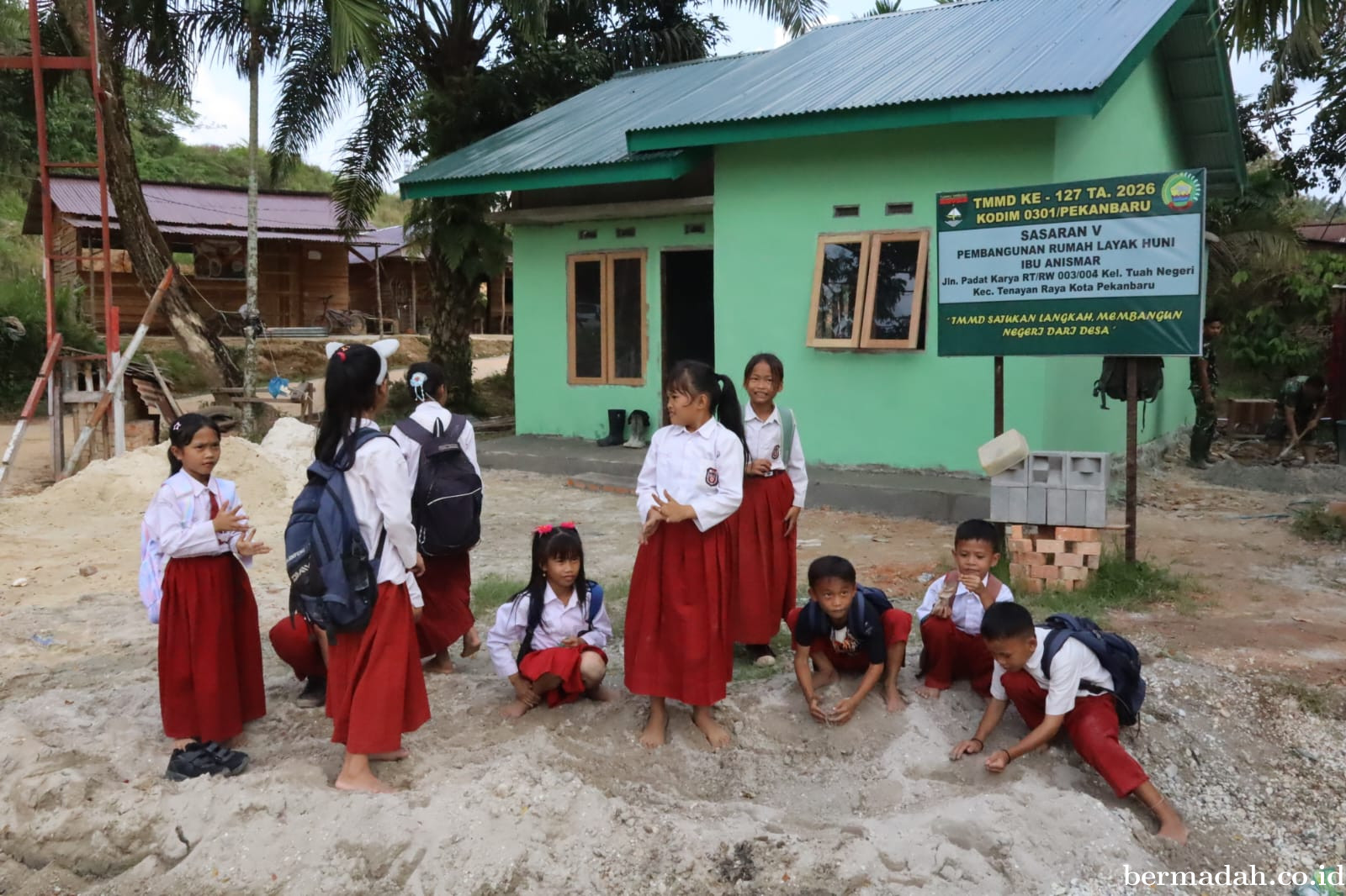 Di Tengah Material Bangunan, Anak-Anak Rajut Kenangan di Lokasi TMMD