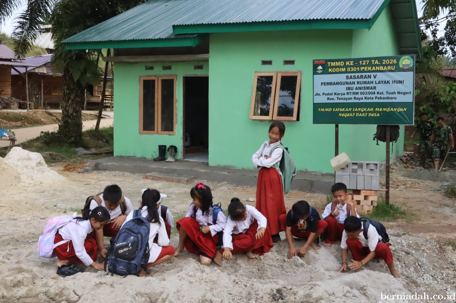 Saat Prajurit Bekerja, Anak-Anak Bermain: Potret Hangat TMMD di Pekanbaru