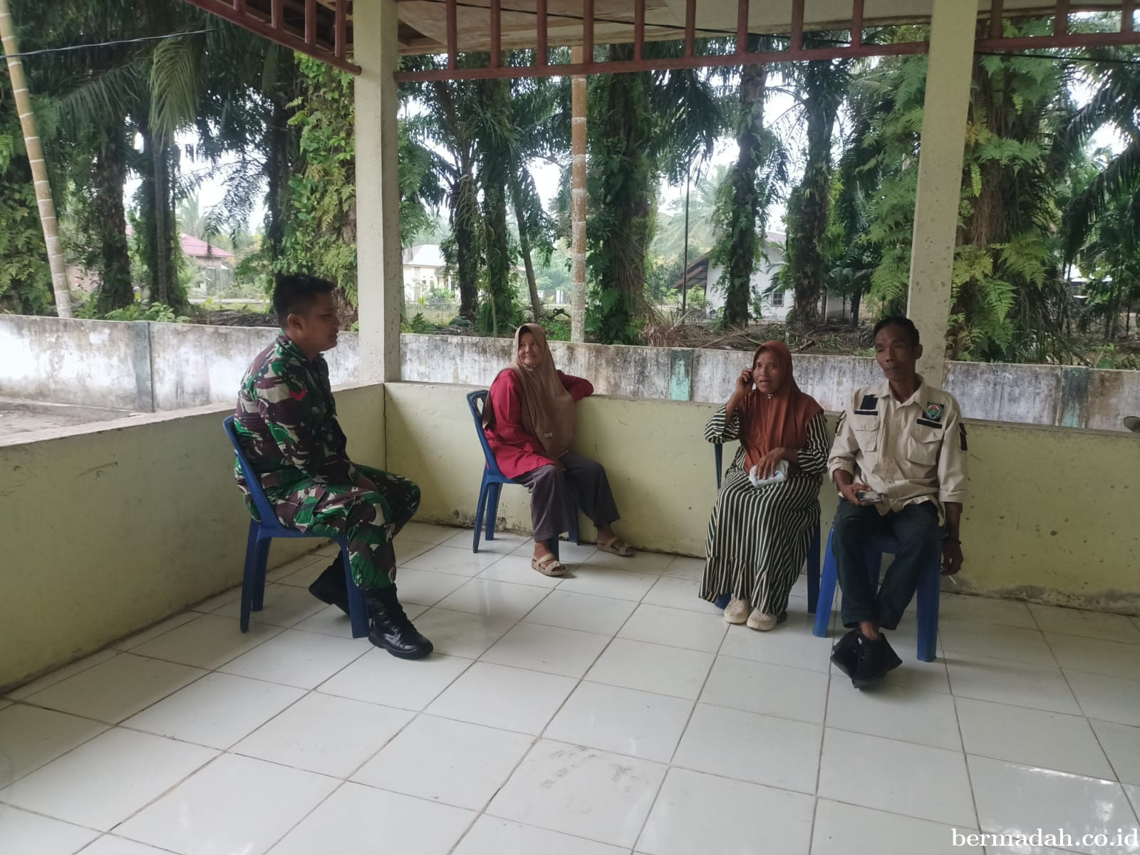 Rabu 4 Maret, Babinsa Koramil 02/Sungai Apit Komsos di Kampung Pebadaran