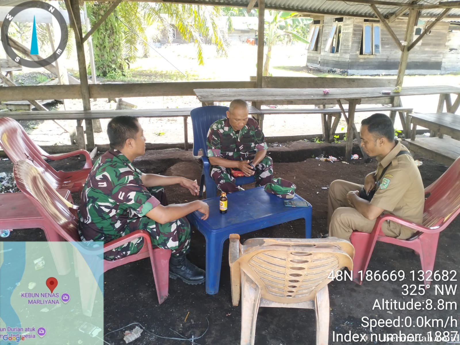 Selasa 10 Maret, Babinsa Koramil 02/Sungai Apit Komsos di Kampung Bunsur