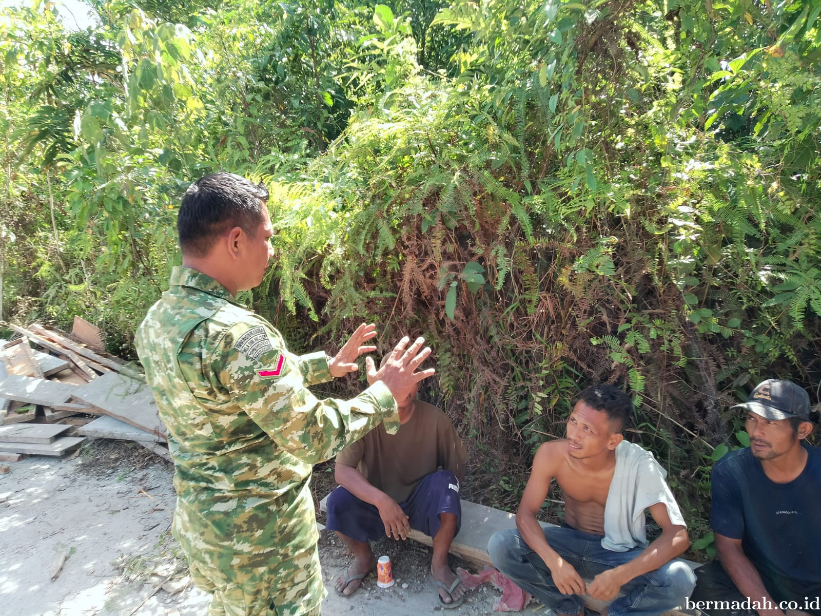 Jumat 13 Maret, Babinsa Koramil 02/Sungai Apit Komsos di Kampung Teluk Mesjid