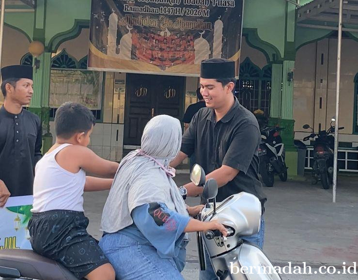 Didukung PT ITA,OPP Teluk Belitung Berbagi 100 Paket Takjil di Masjid Al-Ikhsan dan Pasar Suka Ramai
