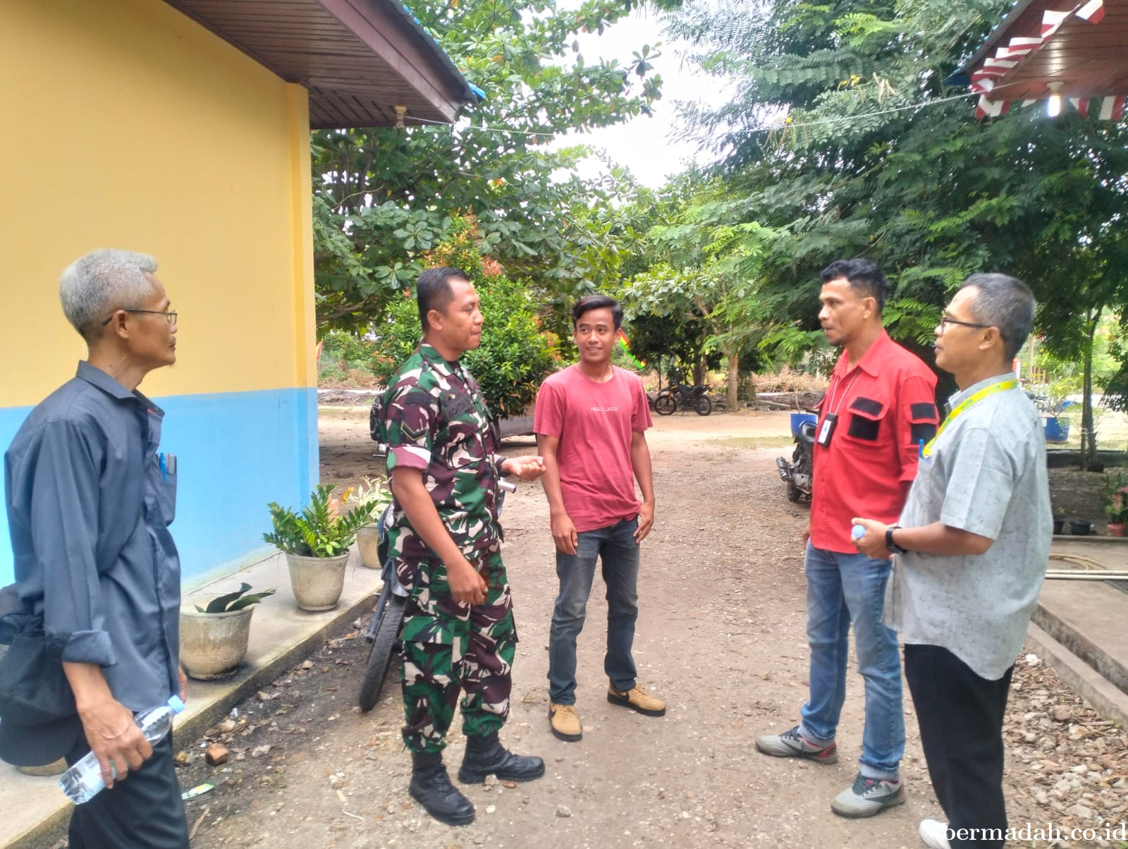 Kamis 19 Maret, Babinsa Koramil 02/Sungai Apit Komsos di Kampung Bunsur