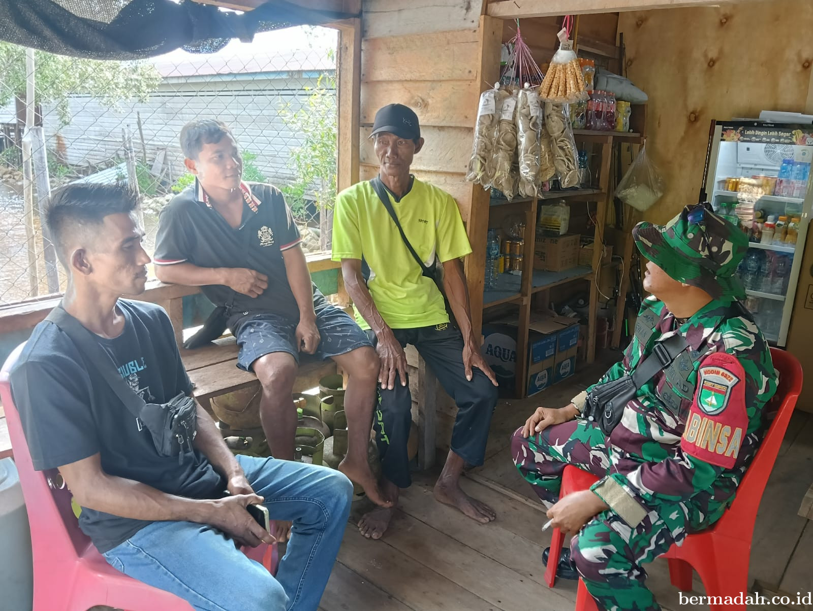 Minggul 22 Maret,bBabinsa Koramil 02/Sungai Apit Komsos di Kampung Penyengat