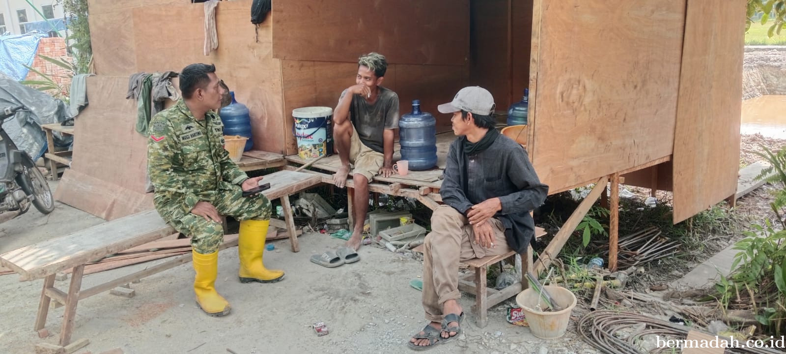 Jumat 27 Maret, Babinsa Koramil 02/Sungai Apit Komsos di Kampung Teluk Mesjid