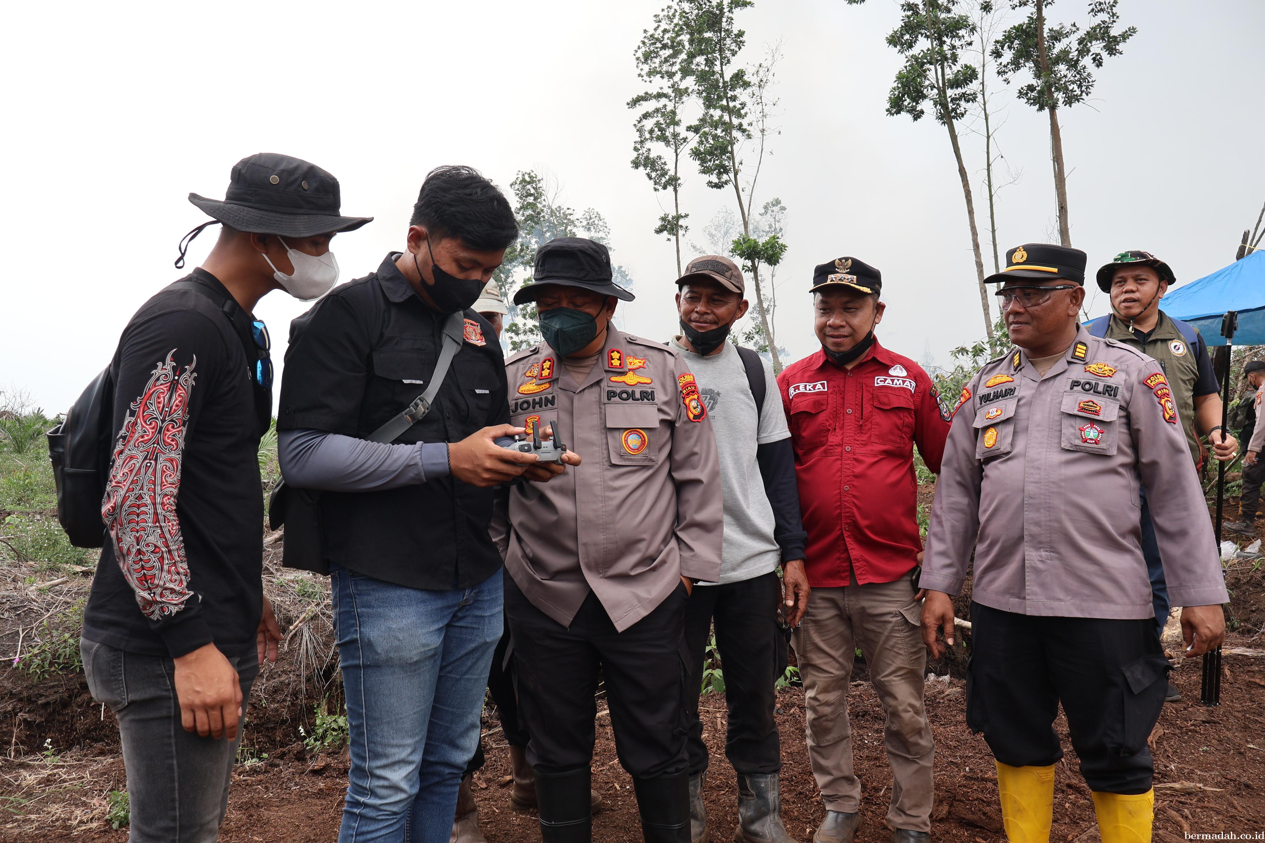 Kapolres Pelalawan Turun Langsung Pimpin Pemadaman Karhutla di Teluk Meranti