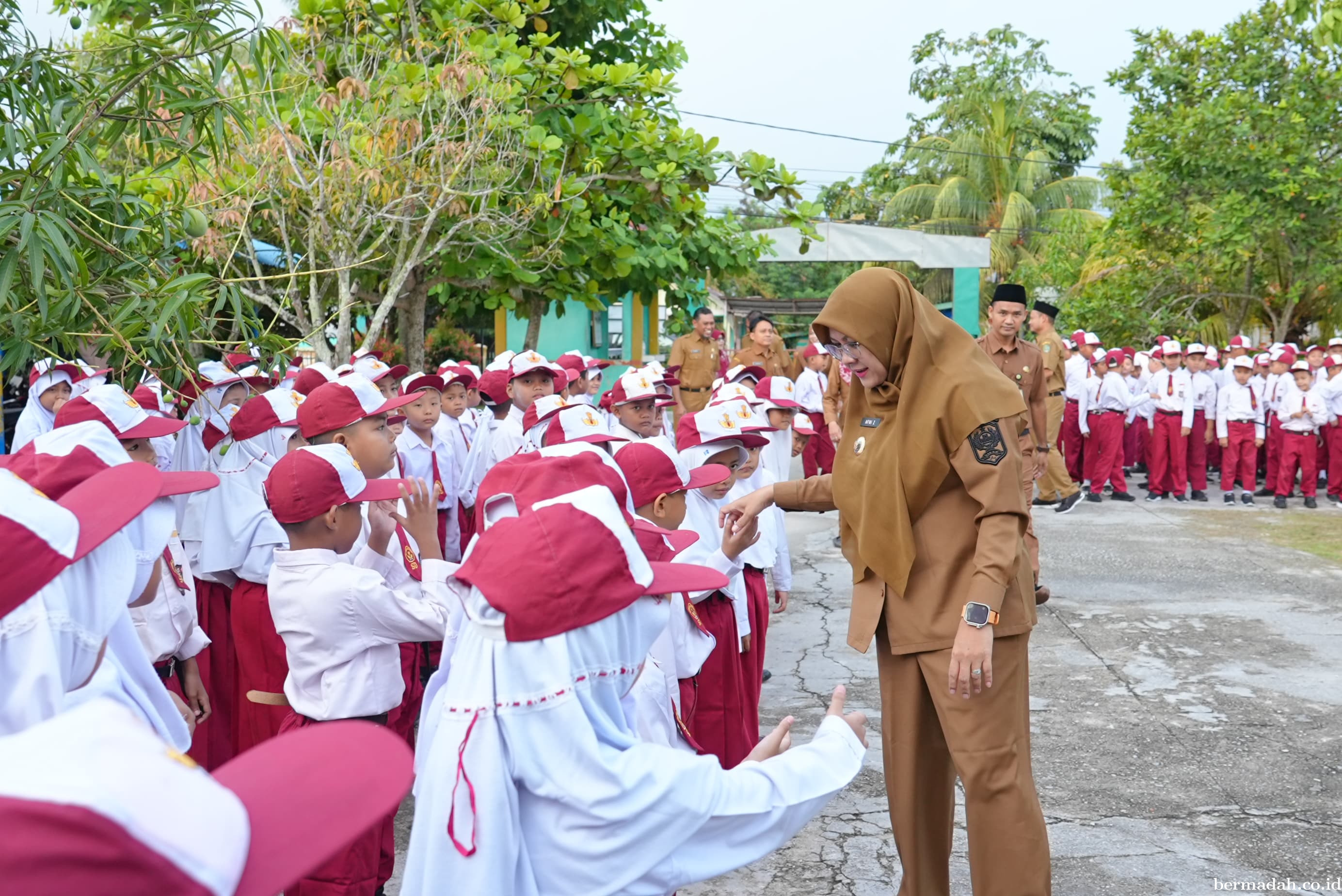 Kenang Masa Kecil, Bupati Afni Berbagi Kisah dengan Guru dan Pelajar