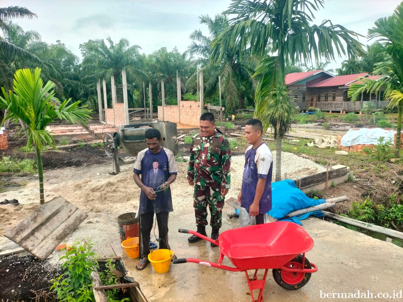 Sabtu 18 April, Babinsa Koramil 02/Sungai Apit Komsos di Kampung Sungai Rawa