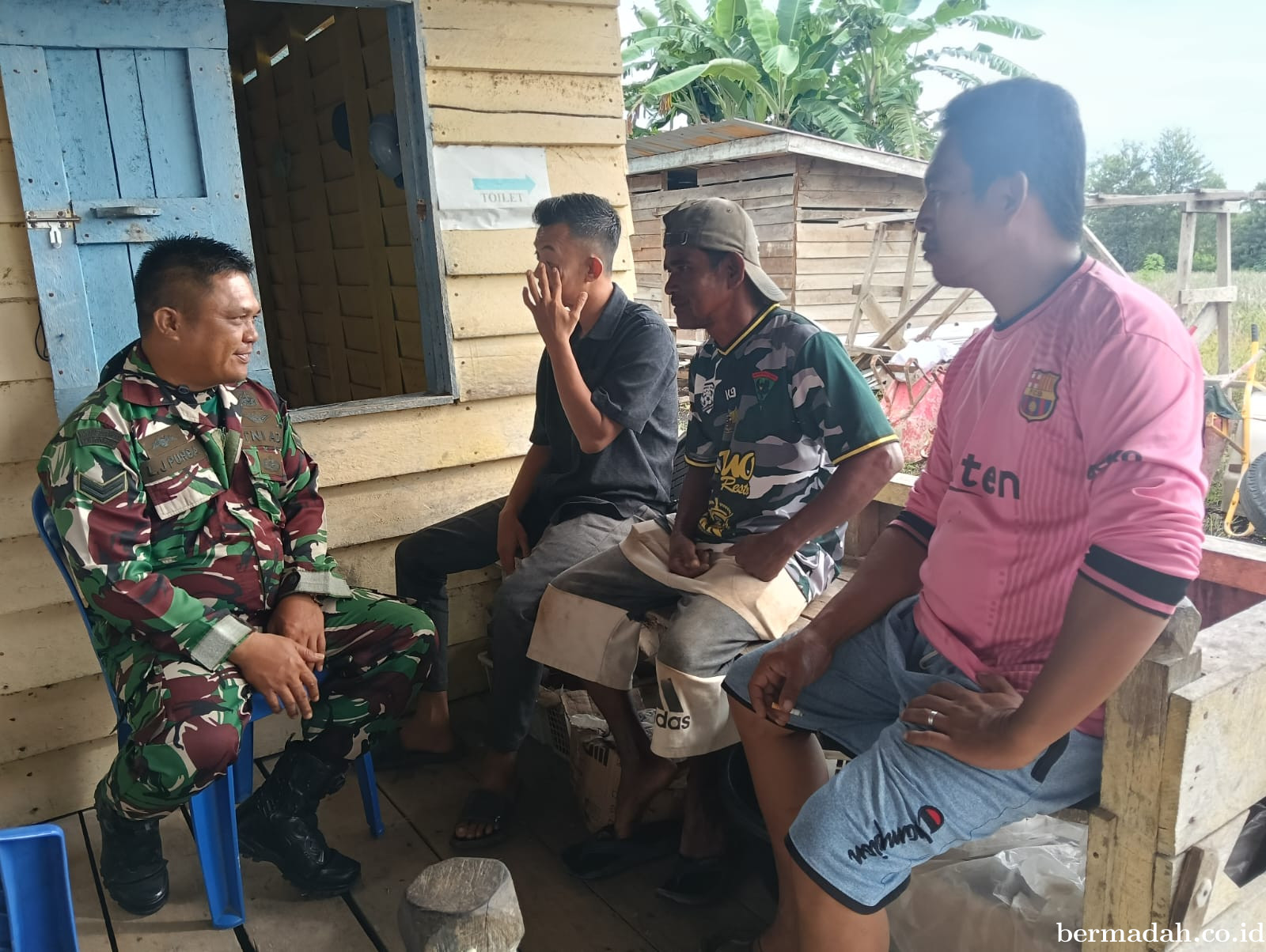 Jumat 24 April, Babinsa Koramil 02/Sungai Apit Komsos di Kampung Sungai Rawa