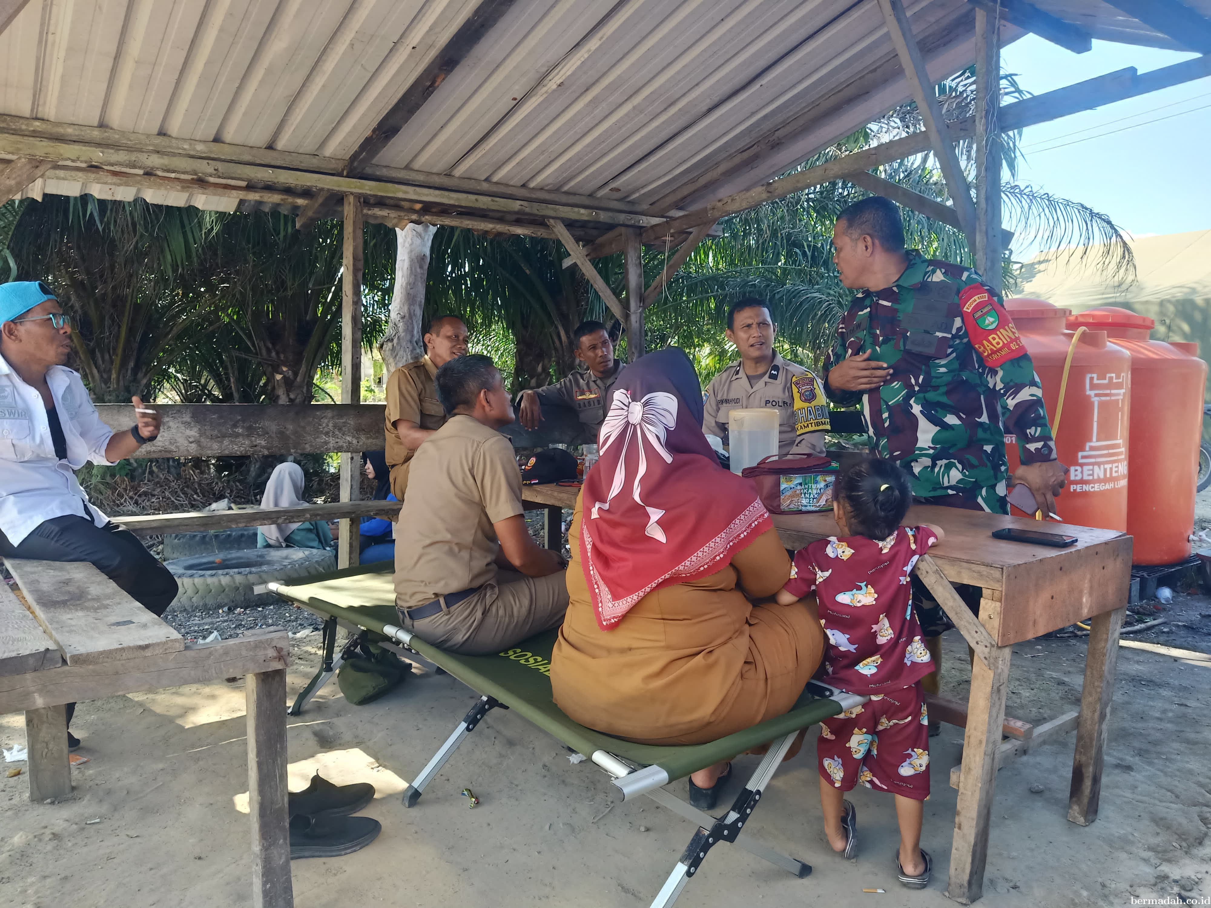 Sabtu 2 Mei, Babinsa Koramil 02/Sungai Apit Komsos di Kampung Dosan