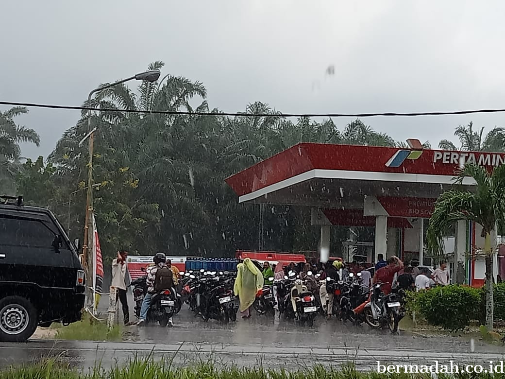 Demi Mendapatkan Minyak untuk Kendaraan, Masyarakat Rela Kehujanan