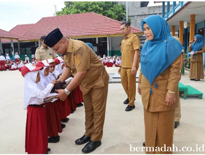 Puluhan Pelajar di Sungai Apit Terima Seragam Gratis