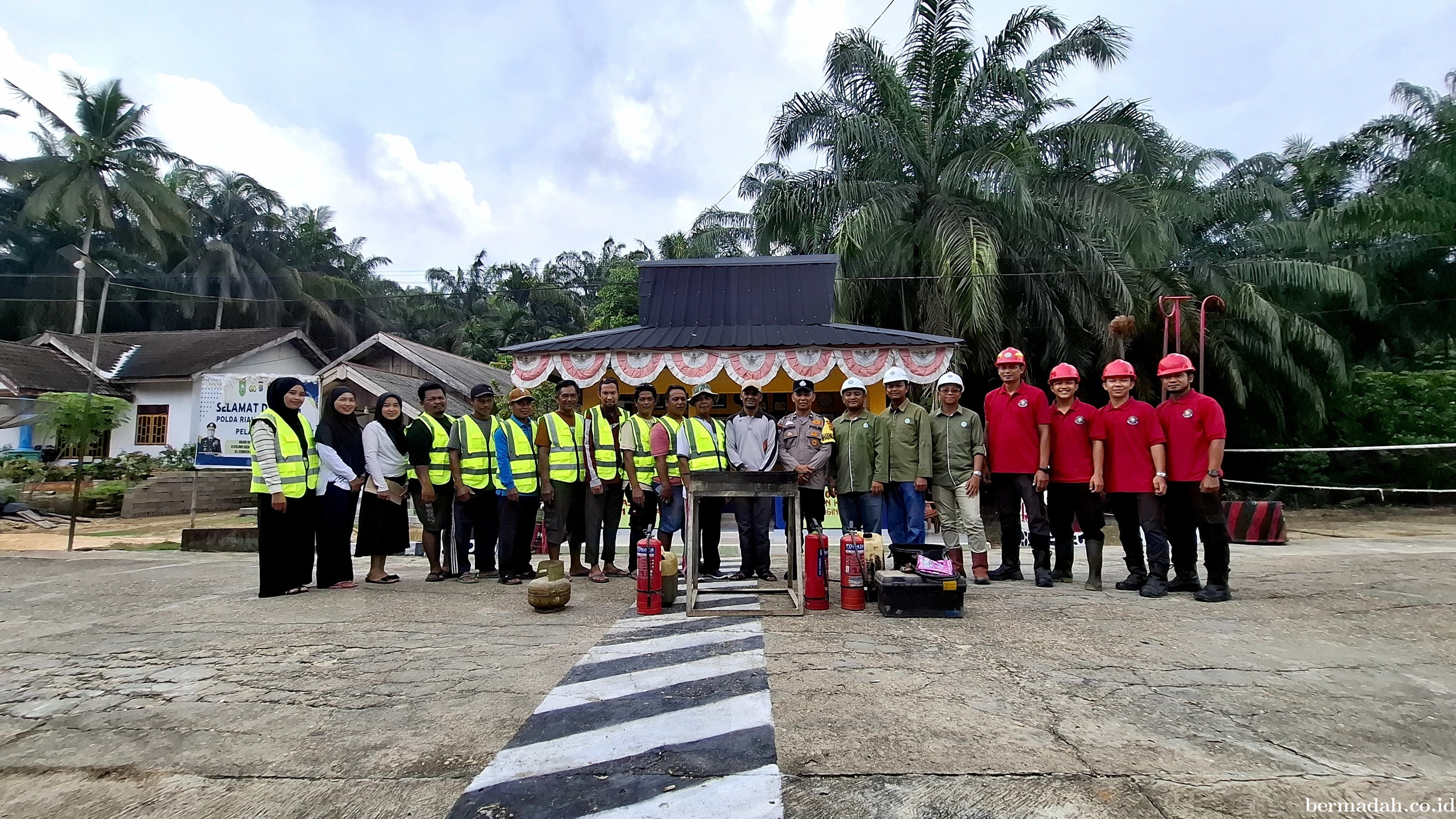 Siswa SMPN 1 Pangkalan Lesung Dibekali Edukasi Karhutla dan Aksi Tanam Pohon
