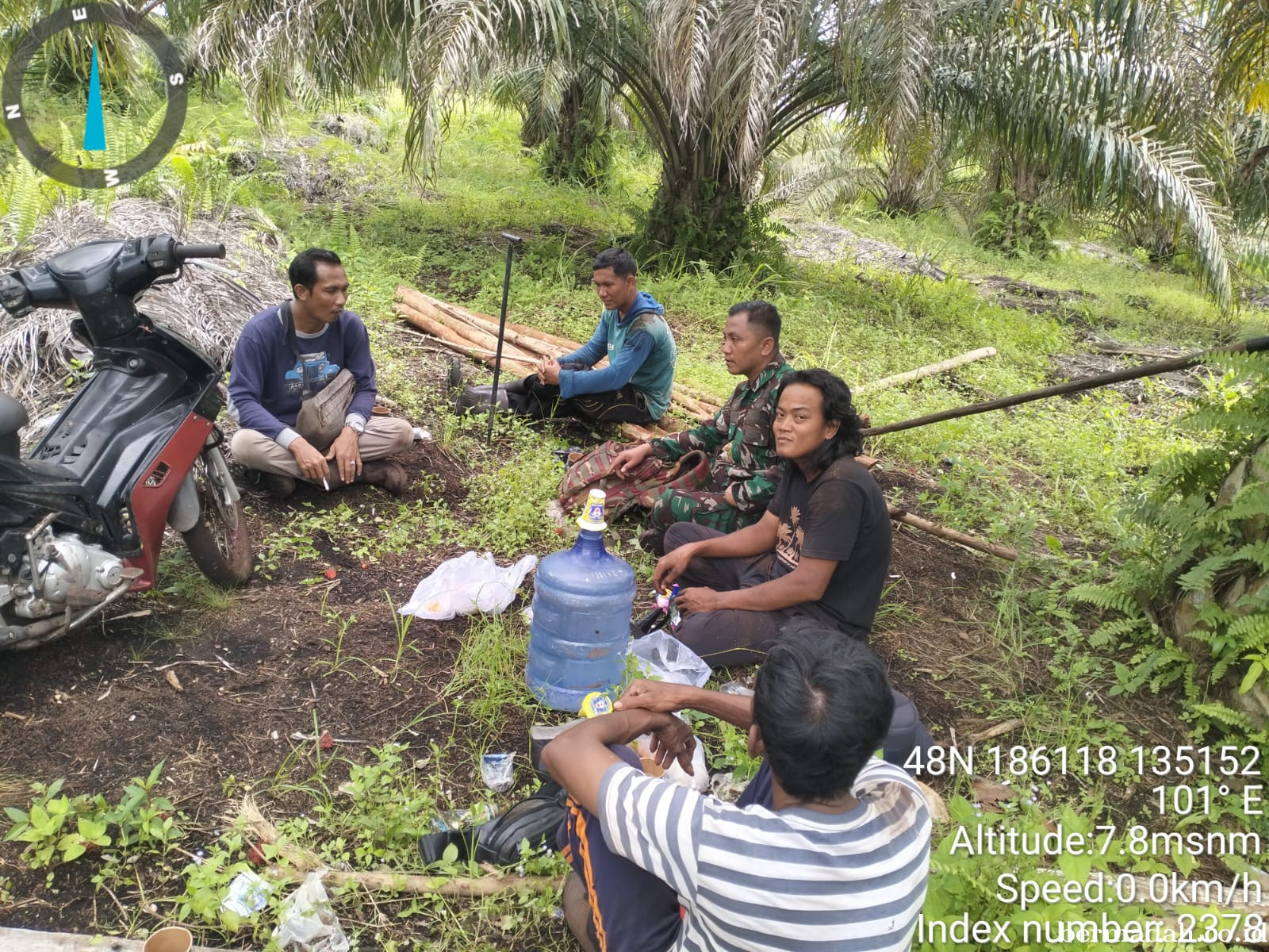 Minggu 31 Mei, Babinsa Koramil 02/Sungai Apit, Komsos kepada Masyarakat Bunsur