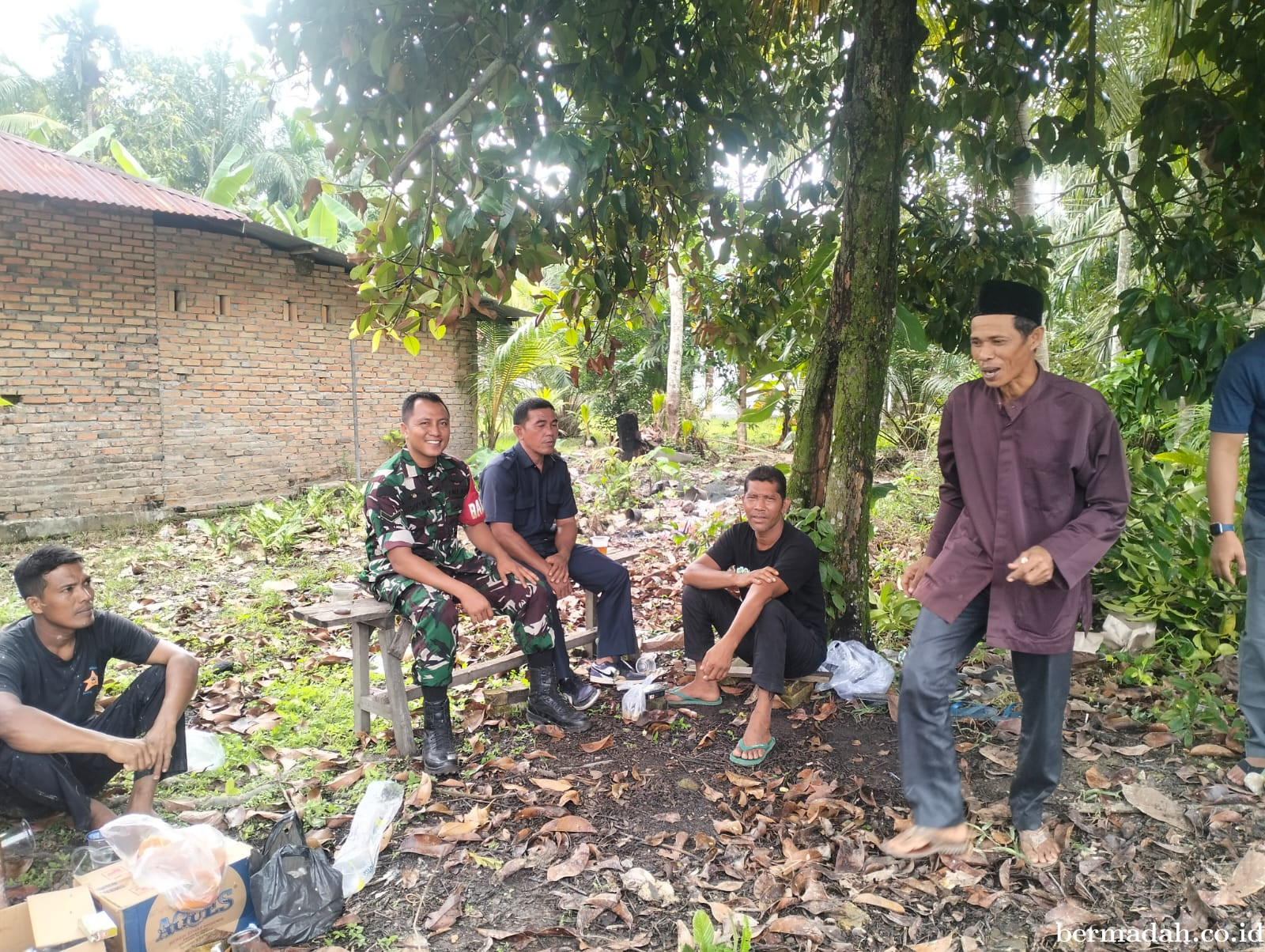 Sabtu 6 Juni, Babinsa Koramil 02/Sungai Apit Komsos kepada masyarakat Kampung Bunsur