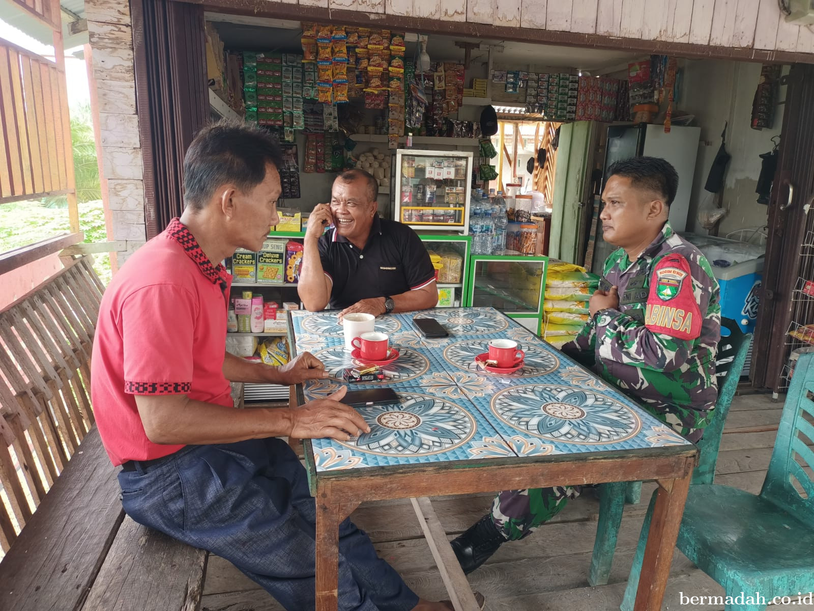 Senin 15 Juni, Babinsa Koramil 02/Sungai Apit Komsos di Kampung Pebadaran