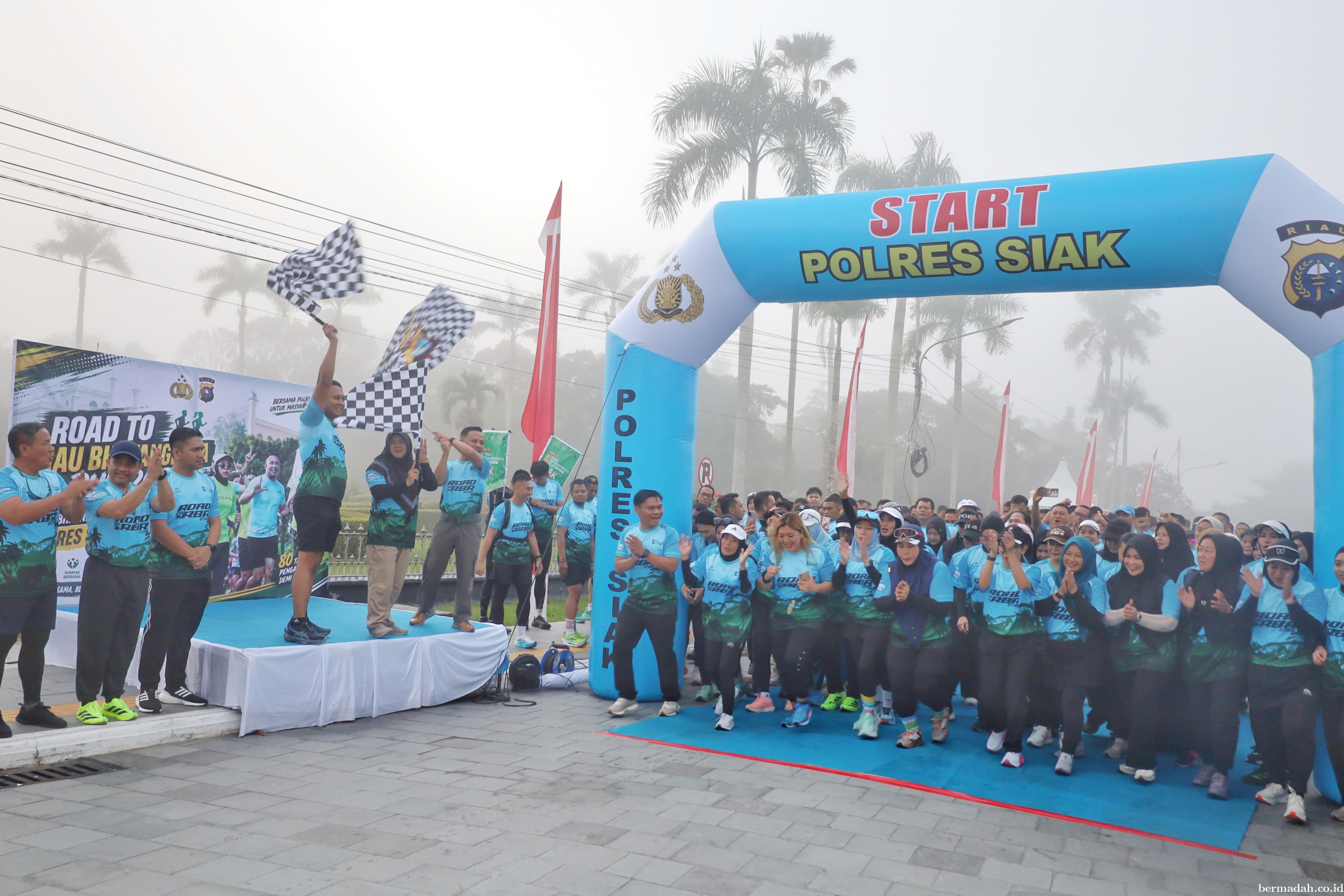 Pagi berkabut, Bupati Afni Lepas Road To Bhayangkara Run 2026 di Kota Siak