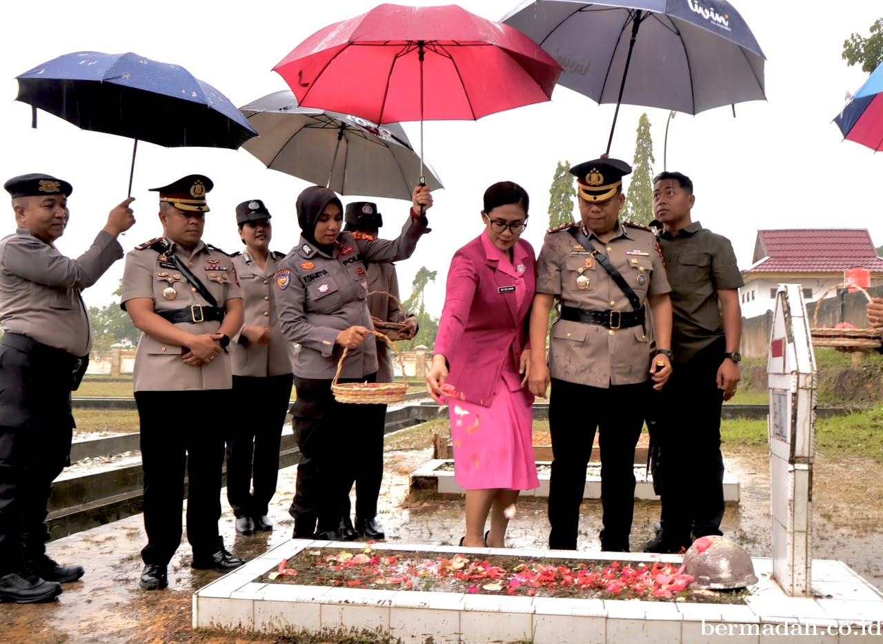 Diguyur Hujan Deras, Polres Pelalawan Khidmat Ziarah dan Tabur Bunga HUT Bhayangkara ke-80