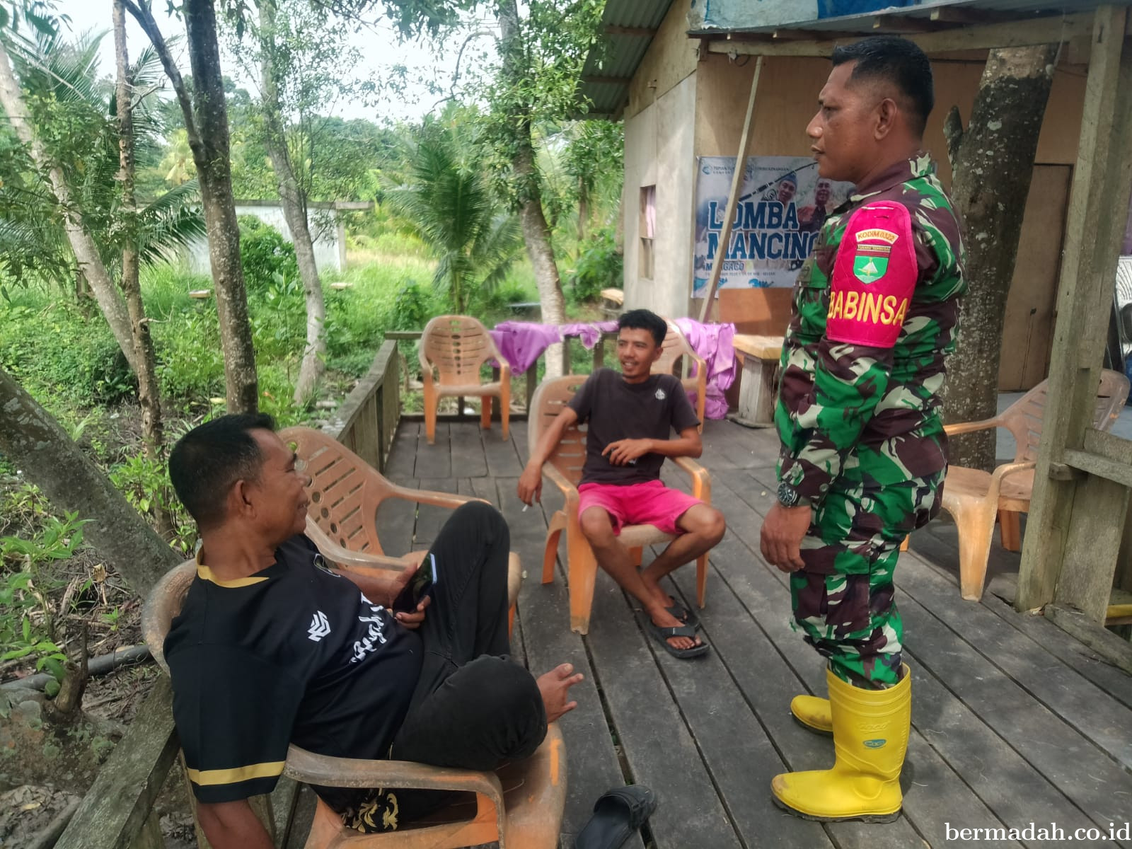 Minggu 28 Juni, Babinsa Koramil 02/Sungai Apit Komsos di Kampung Lalang