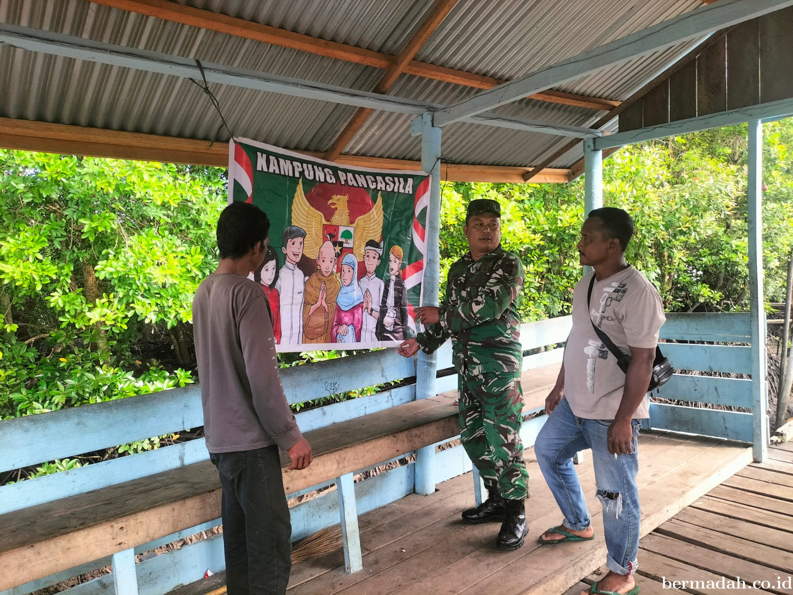 Jumat 3 Juli, Babinsa Koramil 02/SA Komsos dan Mensosialisasikan Nilai-Nilai Pancasila