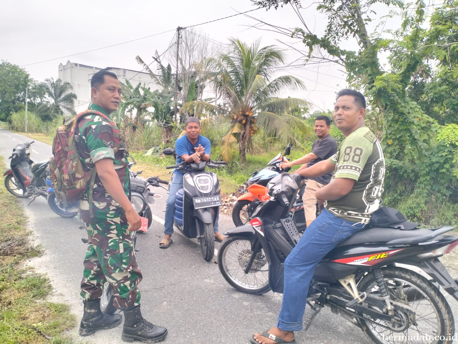 Minggu 5 Juli, Babinsa Koramil 02/Sungai Apit Komsos kepada masyarakat Kampung Bunsur