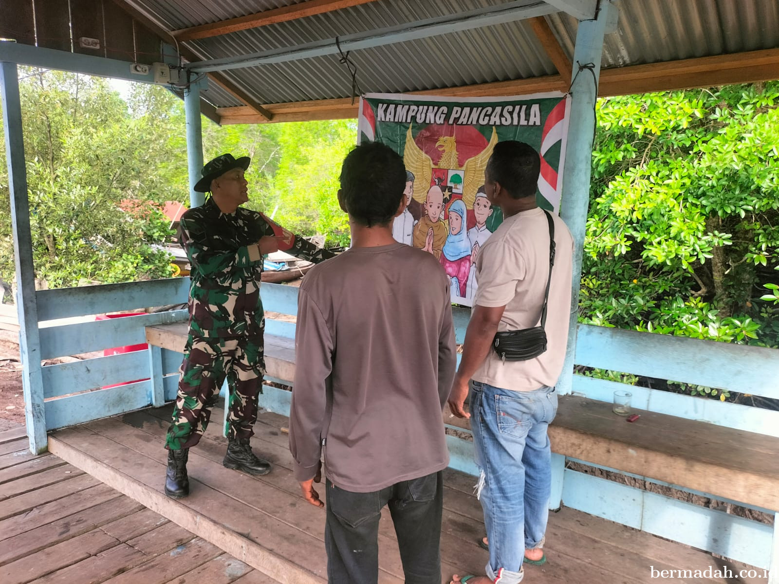 Senin 13 Juli, Babinsa Koramil 02/SA Komsos dan Mensosialisasikan Nilai-Nilai Pancasila