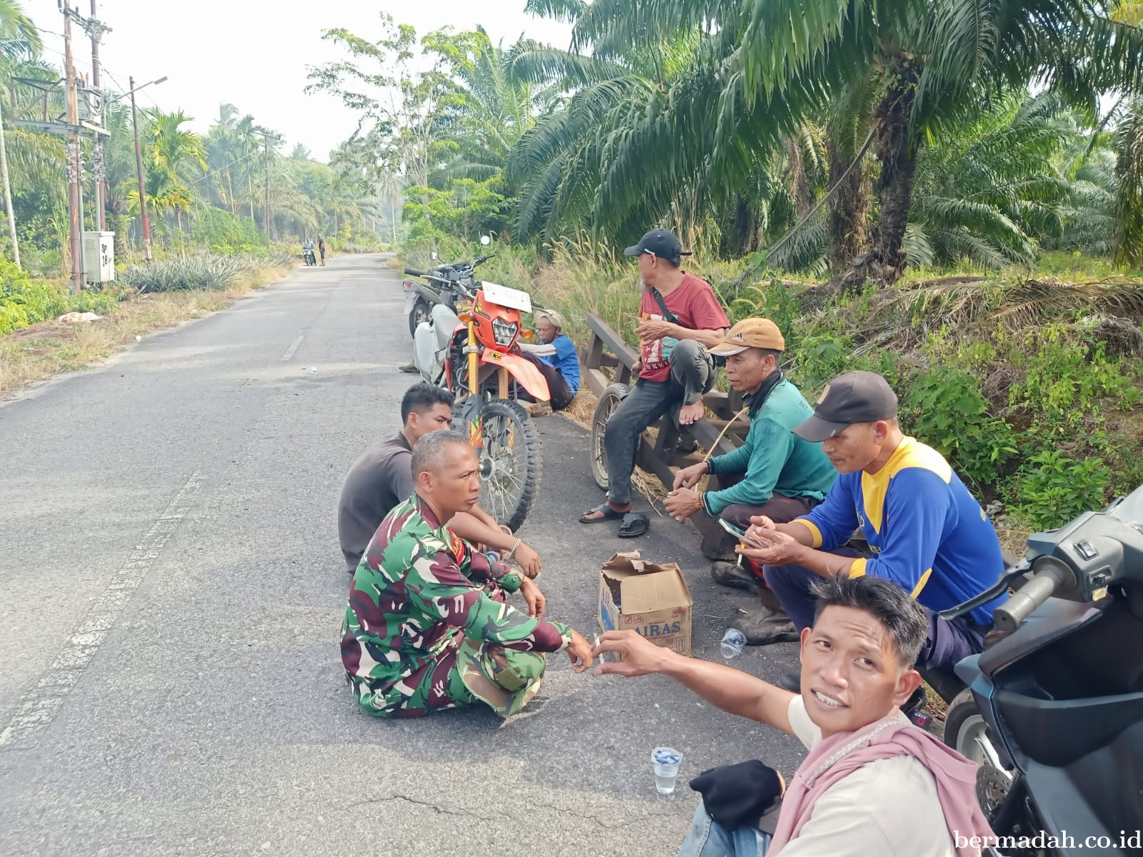 Minggu 19 Juli, Babinsa Koramil 02/Sungai Apit, Komsos kepada Masyarakat Kampung Teluk Batil