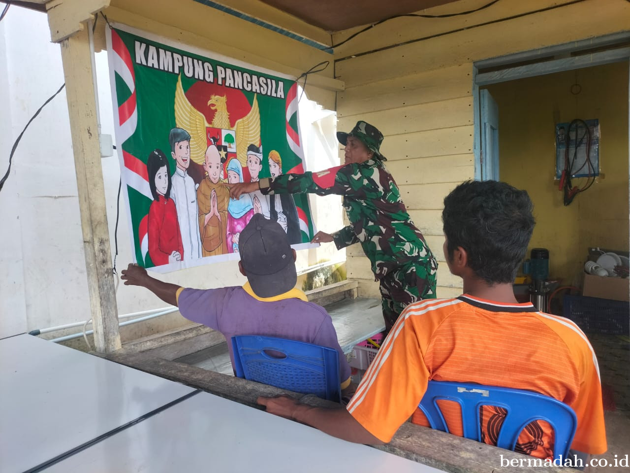 Selasa 21 Juli, Babinsa Koramil 02/SA Komsos dan Mensosialisasikan Nilai-Nilai Pancasila