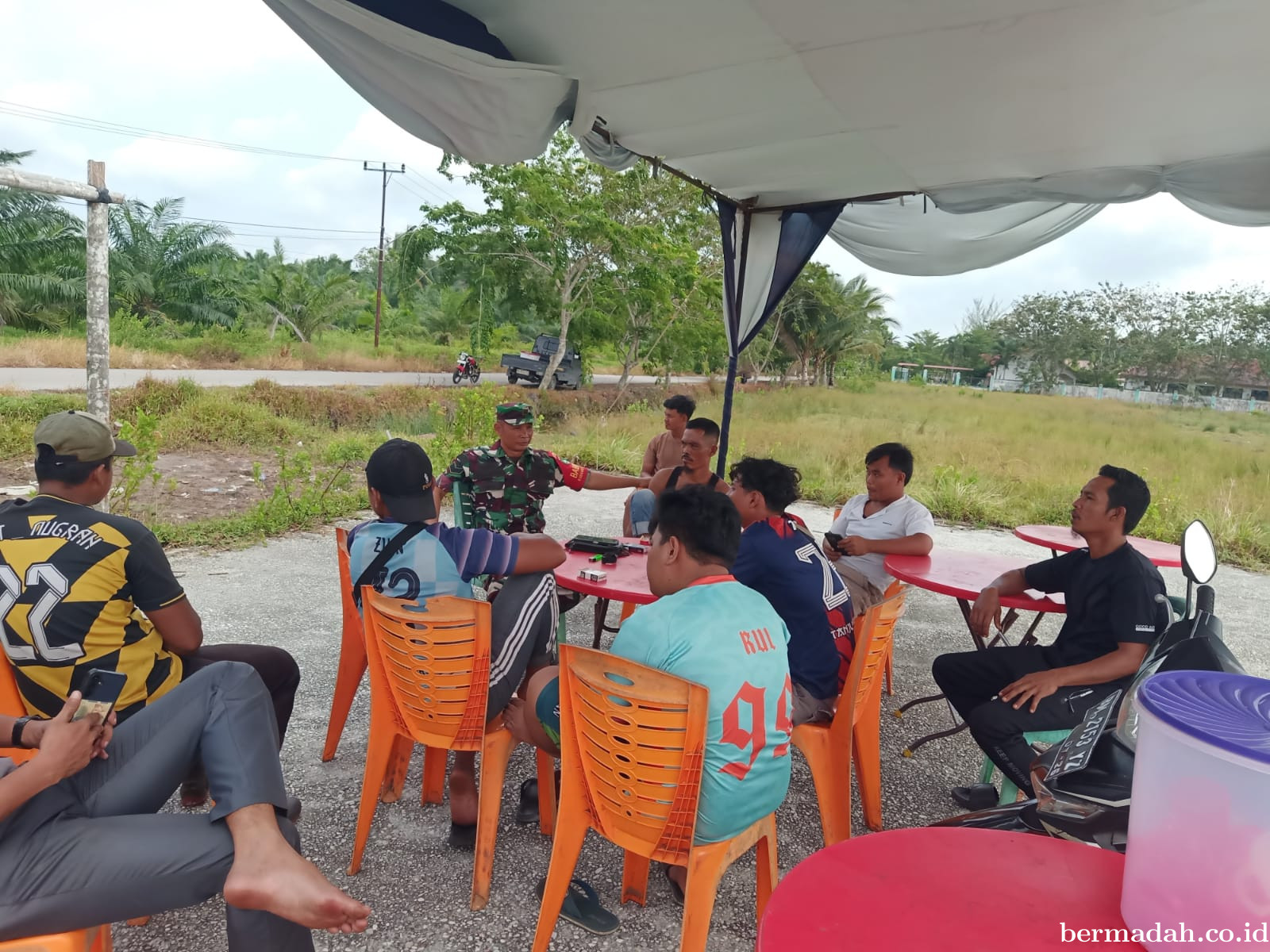 Minggu 9 Agustus, Babinsa Koramil 02/Sungai Apit Komsos di Kampung Tanjung Kuras