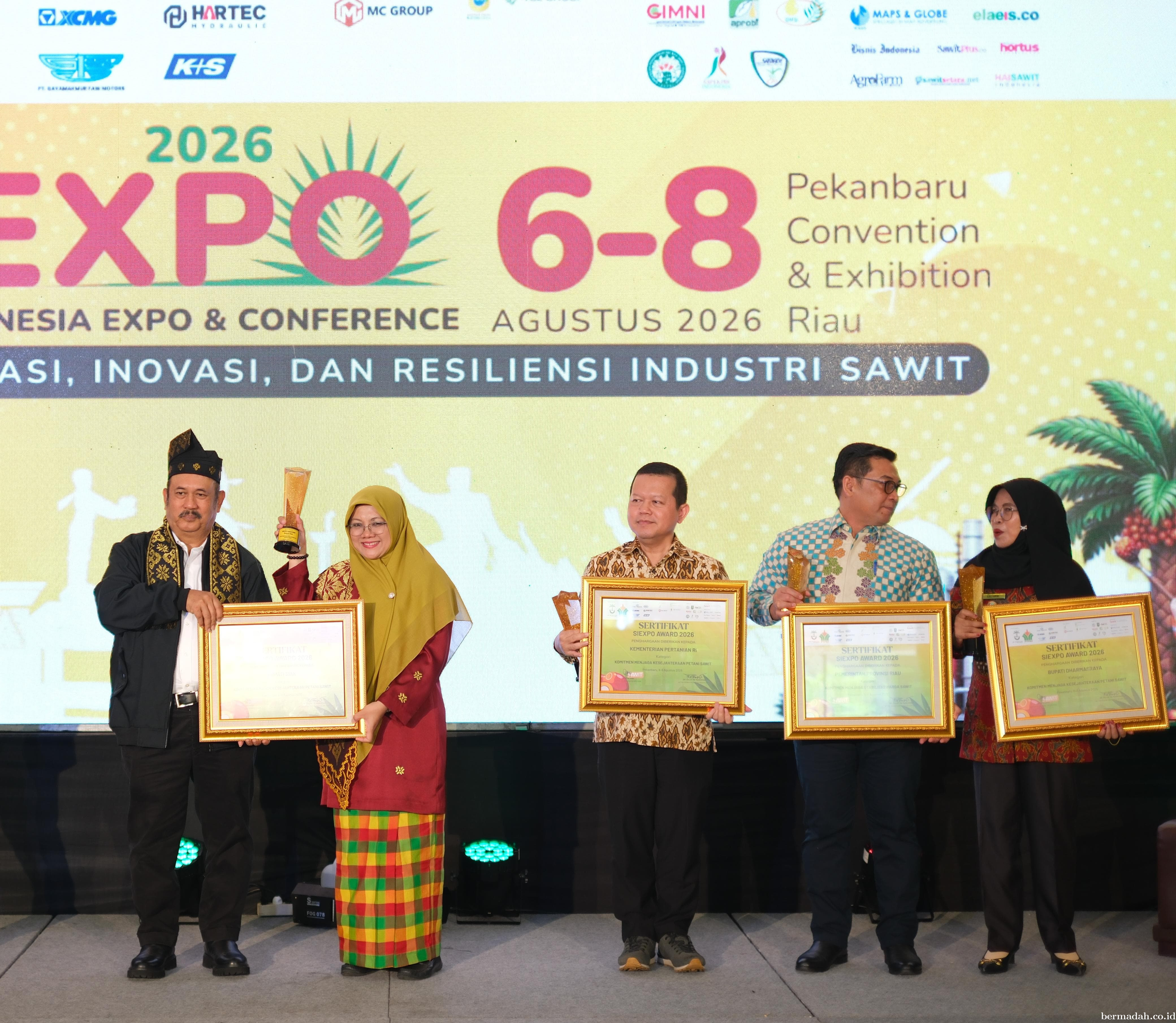 Komitmen Lindungi Petani Sawit, Bupati Siak Afni Zulkifli Raih Penghargaan SIEXPO 2026