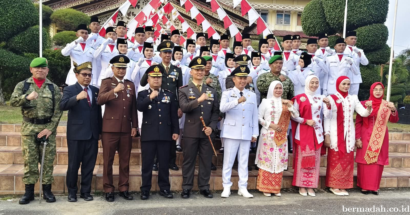 Husni Tamrin Pimpin Penurunan Bendera Merah Putih,Tutup Peringatan HUT ke-81 RI dengan Penuh Khidmat