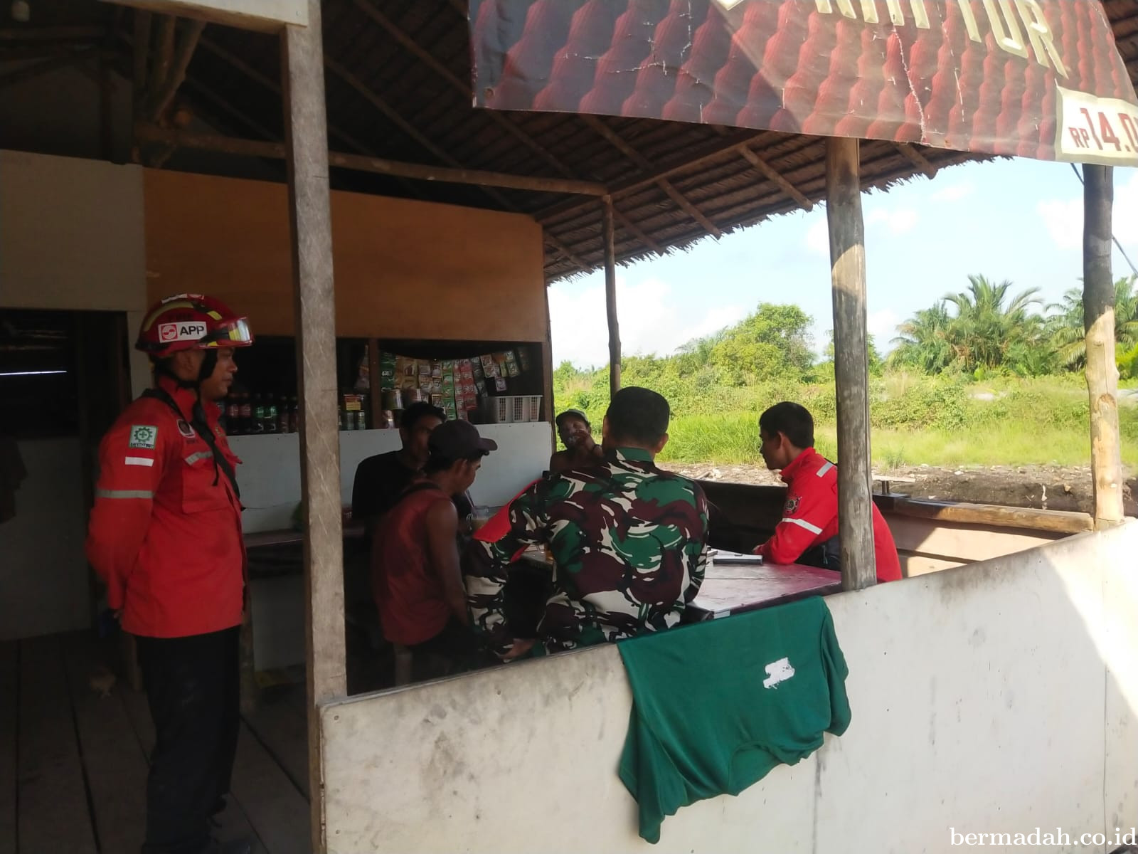 Minggu 23 Agustus, Babinsa Koramil 02/Sungai Apit Komsos di Kampung Dosan