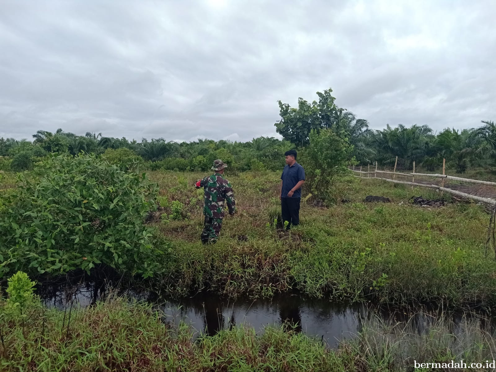 Penanggulangan Karhutla di Wilayah Koramil 02/Sungai Apit Rabu 2 September