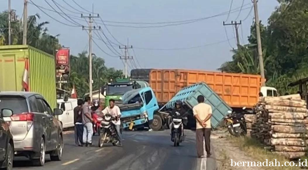 Lakalantas Mengerikan di Palas Pelalawan, Bak Truk Terlepas dan Kepala Kendaraan Hancur