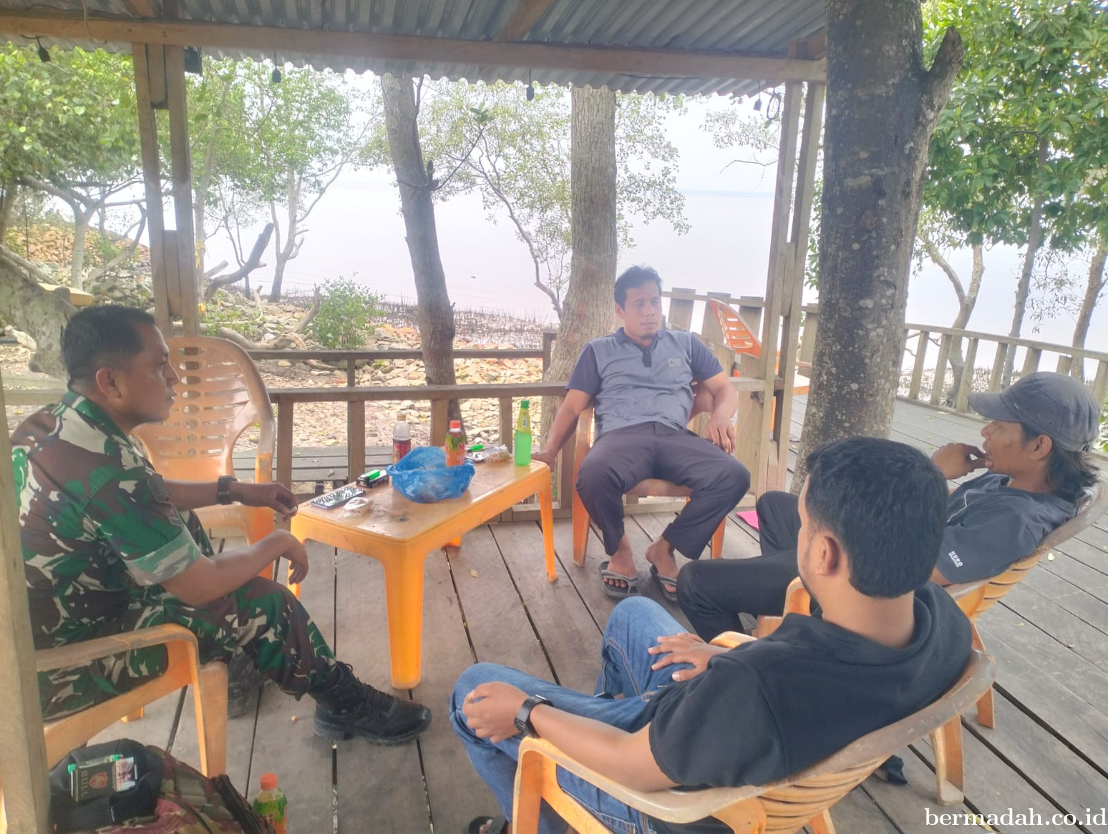 Sabtu 5 September, Babinsa Koramil 02/Sungai Apit Komsos di Kampung Bunsur