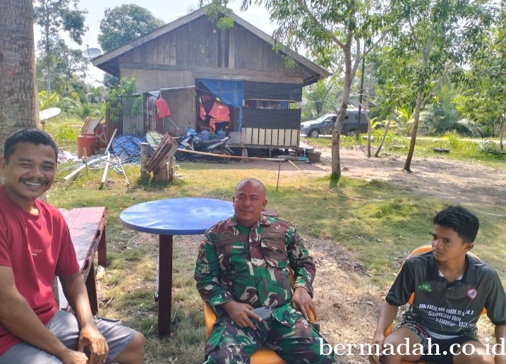 Minggu 24 Maret, Babinsa Koramil 02/Sungai Apit Komsos bersama Masyarakat Kp Lalang
