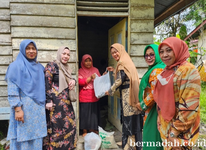 Bersama Pengurus, Ketua Dekranasda dan TP PKK Siak Rasidah Salurkan Bantuan di kampung Sri Gemilang