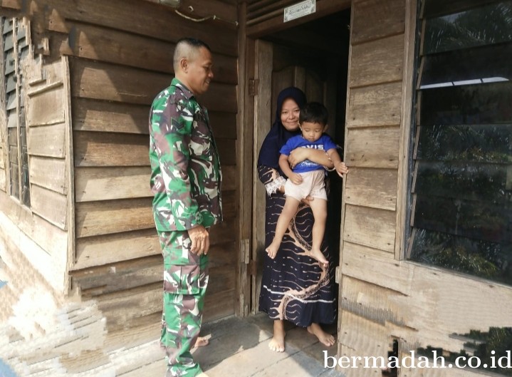 Selasa 26 Maret, Babinsa Koramil 02/SA Follow up/mengunjungi anak Asuh Stunting