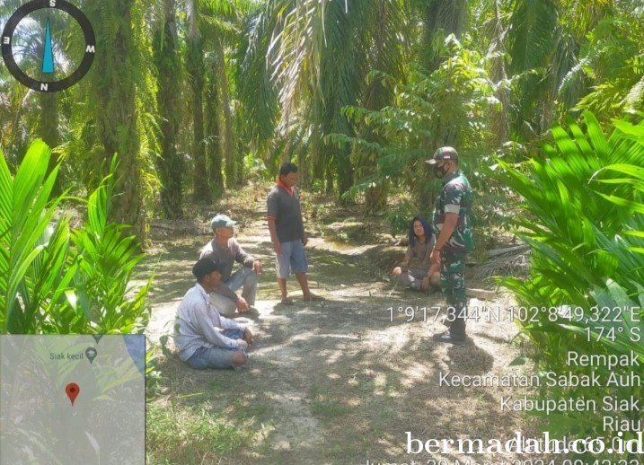 Jumat 29 Maret, Babinsa Koramil 06/ PWK Sabak Auh Komsos di Kampung Rempak