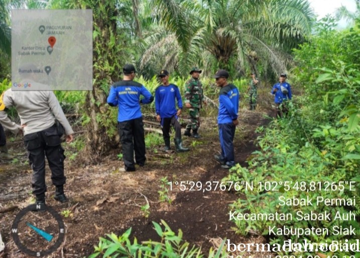 Penanggulangan Karhutla di lintas Wilayah Koramil 06/PWK Sabak Auh Jumat 12 April