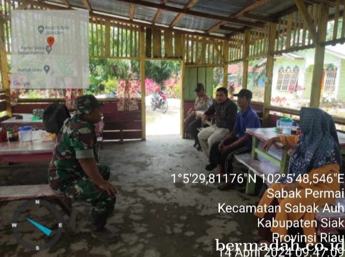 Minggu 14 April 2024 Babinsa Koramil 06/PWK Sabak Auh komsos di Kampung Sabak Permai