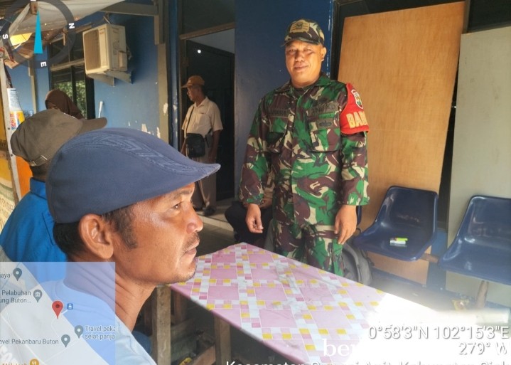 Minggu 14 April, Babinsa Koramil 02/Sungai Apit Komsos bersama masyarakat Kampung Mengkapan