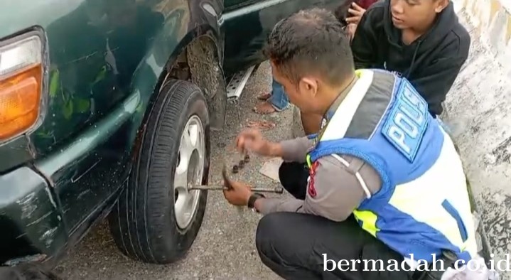 Sigap, Polantas Polsek Tualang Bantu Pemudik Alami Bocor Ban