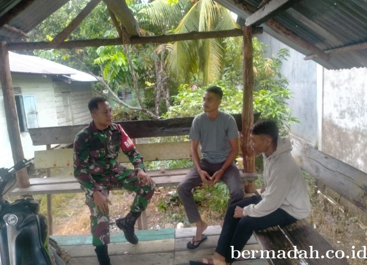 Selasa 16 April, Babinsa Koramil 02/Sungai Apit Komsos bersama masyarakat Kelurahan Sungai Apit