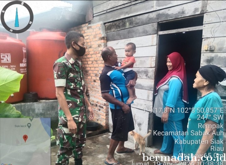 Jumat 19 April, Anggota Koramil 06/Pwk Sabak Auh Laksanakan pengecekan anak stunting
