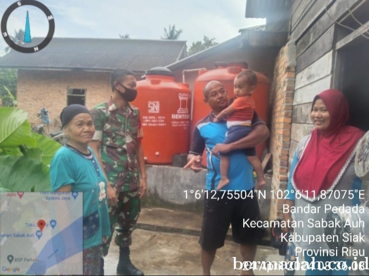 Rabu 24 April 2024 Anggota Koramil 06/Pwk Sabak Auh Laksanakan pengecekan anak stunting