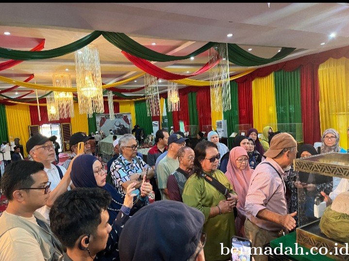 Warga Dari Tiga Negara Serumpun Saksikan Pembentangan Benda-Benda Rasulullah SAW di LAMR