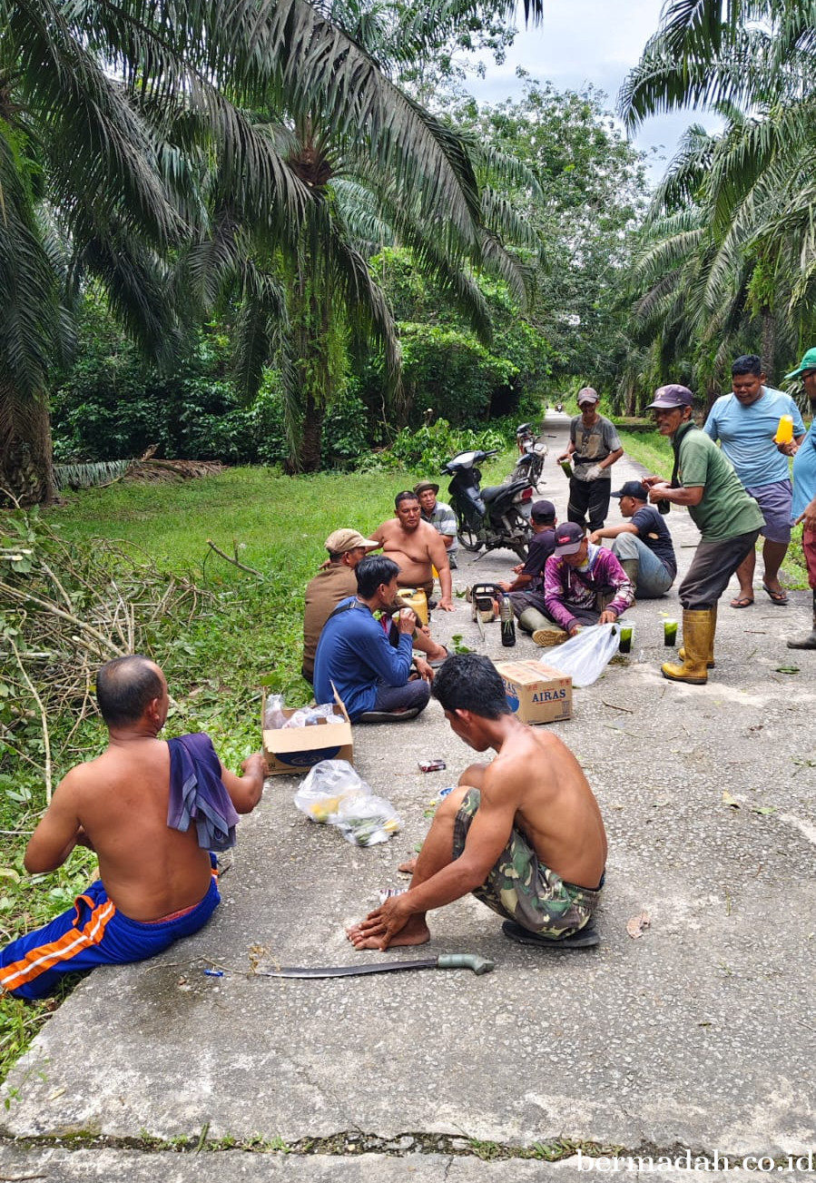 Cinta Lingkungan, Penghulu Kampung Parit I/II Untung Prayetno Gotong Royong bersama Masyarakat